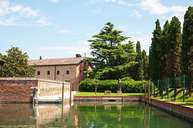 4 hours Private Boat Tour to Murano, Burano with local real guide - Murano: glass, furnaces, and a short demonstration