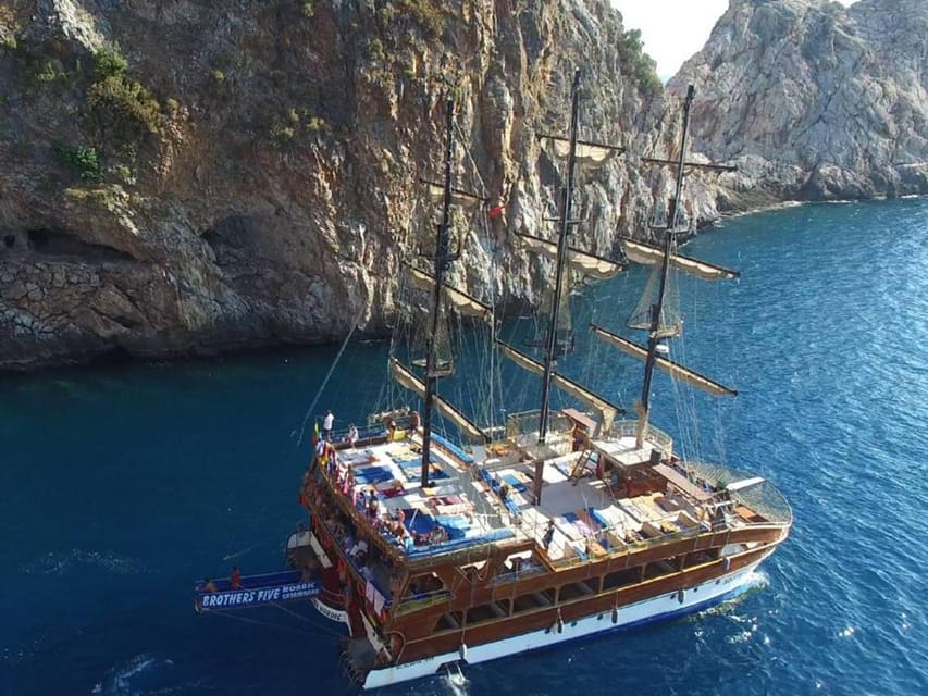 Alanya: Catamaran Boat Tour with Snorkeling with Lunch - Music, dancing, and the foam party