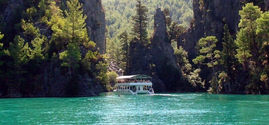 Alanya: Green Canyon Boat Trip with Lunch and Hotel Pickup - Cruising below the Taurus Mountain cliffs