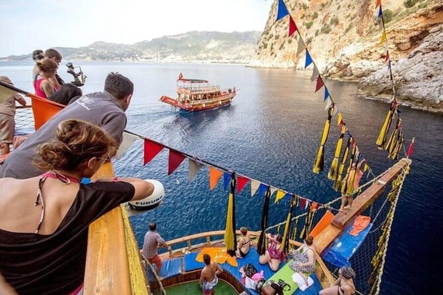 Alanya: Pirates Boat Trip with Lunch and Hotel Pickup - Seeing the Red Tower, Old Shipyard, and Castle From the Water