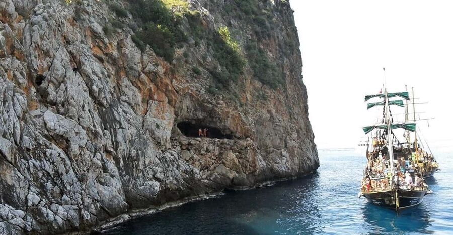 Alanya Relaxing Family Boat Tour Without Foam And Loud Music - Finding space on the three-level boat