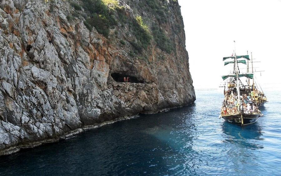 Alanya Relaxing Family Boat Tour Without Foam And Loud Music - Alanya Castle and the coast from the sea