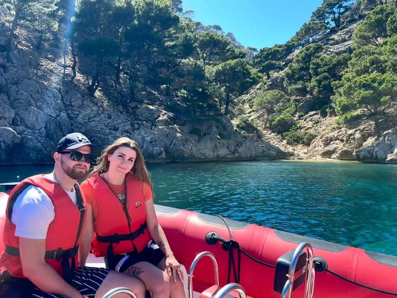 Alcudia: Sightseeing, Sea Caves & Snorkel Speedboat Tour - The music, guide, and overall mood