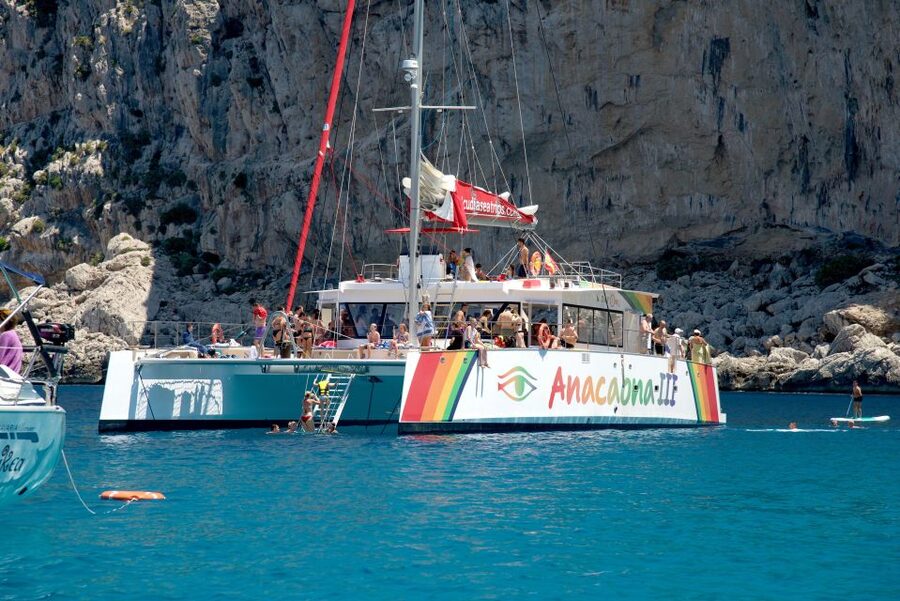 Alcudia: Sunset Catamaran Tour with Dinner and Snorkeling - The sunset crossing back to Alcudia