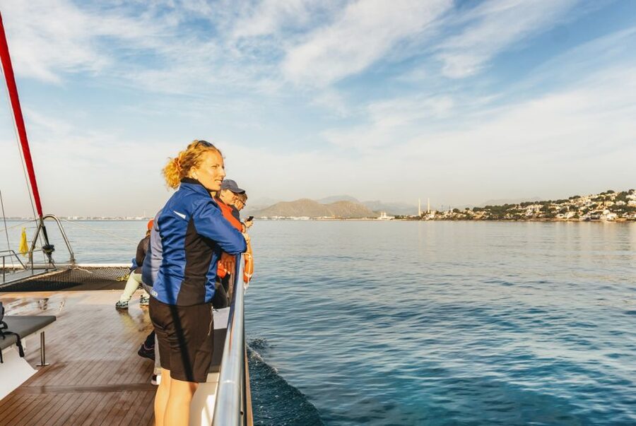 Alcudia: Sunset Catamaran Tour with Dinner and Snorkeling - The quiet cove and its long water stop
