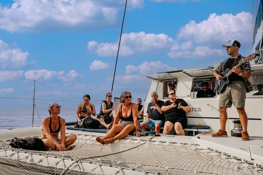Alicante: Afternoon Cruise with Appetizer and Live Music - The first 45 minutes: coastal views and Santa Barbara Castle