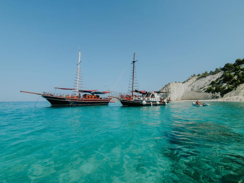 Argostoli: Full-Day Boat Trip with Lunch & Wine - Xi Beach and its natural clay