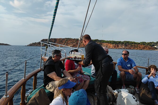 Athens cruise: Agistri, Moni/Metopi, Aegina with lunch & drinks - What the boat day feels like in practice