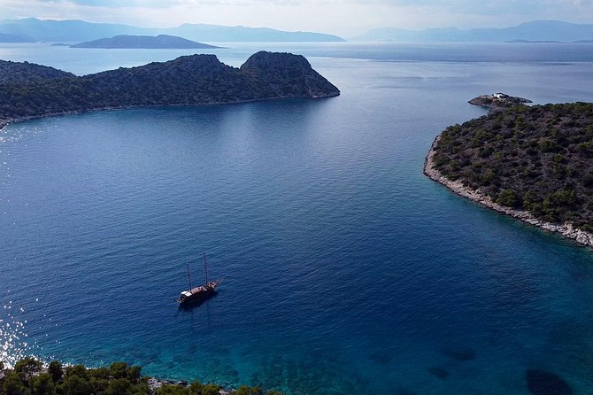 Athens Day Cruise: 3 Islands Tour in the Saronic Gulf with Lunch - The boat, crew, and comfort level