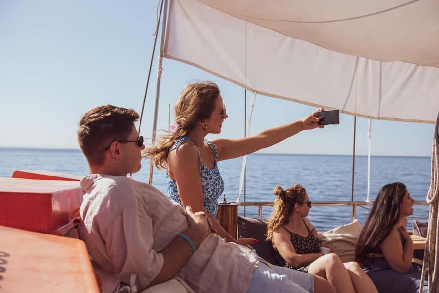 Athens Day Cruise: Agistri, Moni & Aegina + Lunch & Drinks - Aegina: pistachios, ancient stones, and limited time