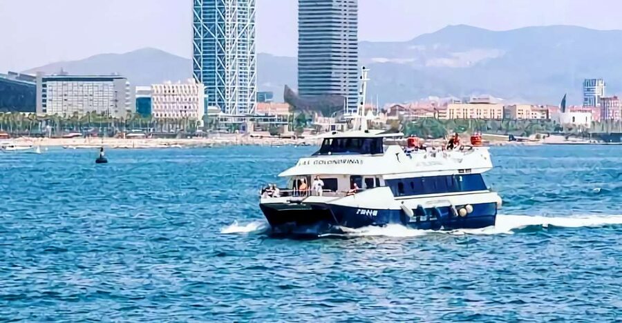 Barcelona: Boat Tour in Las Golondrinas - Beaches, skyline, and the best photo angles