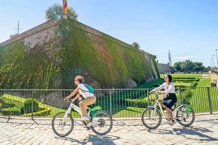 Barcelona: E-Bike Tour with Montjuic Cable Car & Boat Ride - Cycling the beach and entering the Gothic Quarter