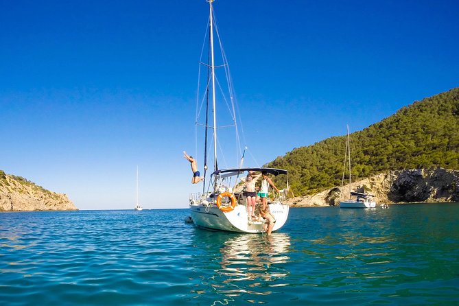 Barcelona Private Sailing Tour with Drinks for Family and Friends - Who will enjoy this Barcelona sailing tour?