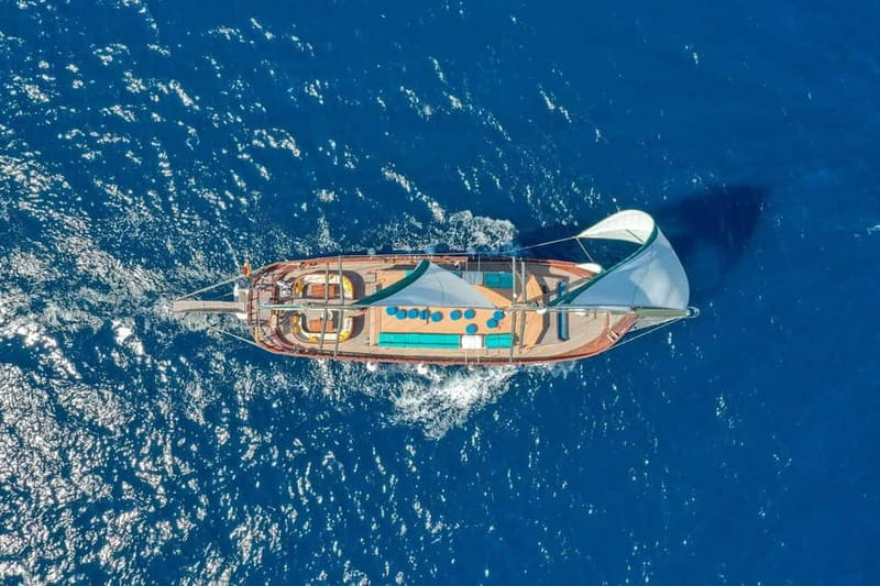 Barcelona Sailing Cruise - A wooden boat with room to spread out