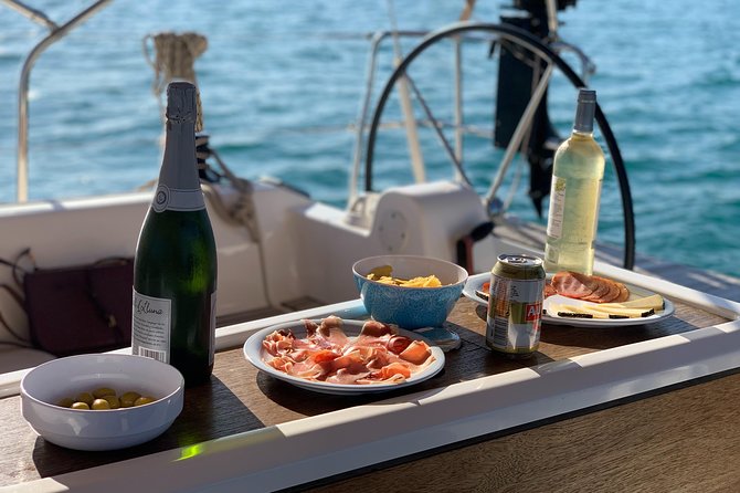 Barcelona Sailing: Light Snacks & Open Bar with Private Option - What the private option changes