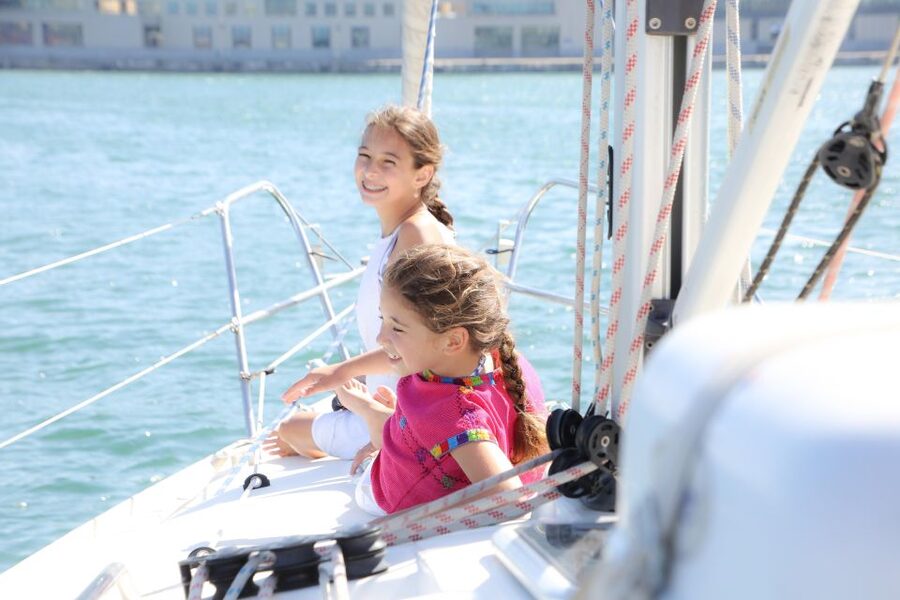 Barcelona: Sailing Tour with Spanish Tapas and Drinks - The captain makes the difference