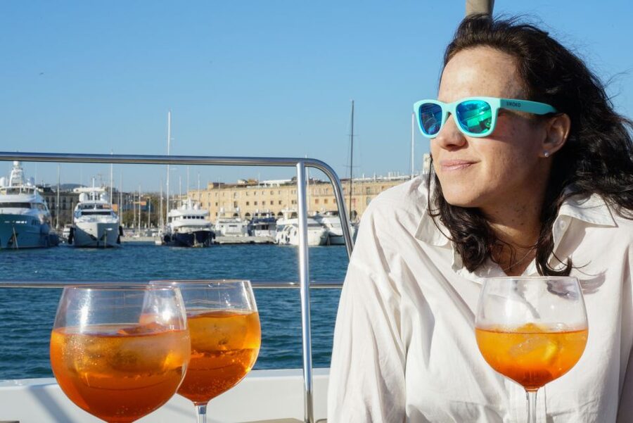 Barcelona: Sailing Tour with Vermouth and Drinks - Sailing with a professional skipper