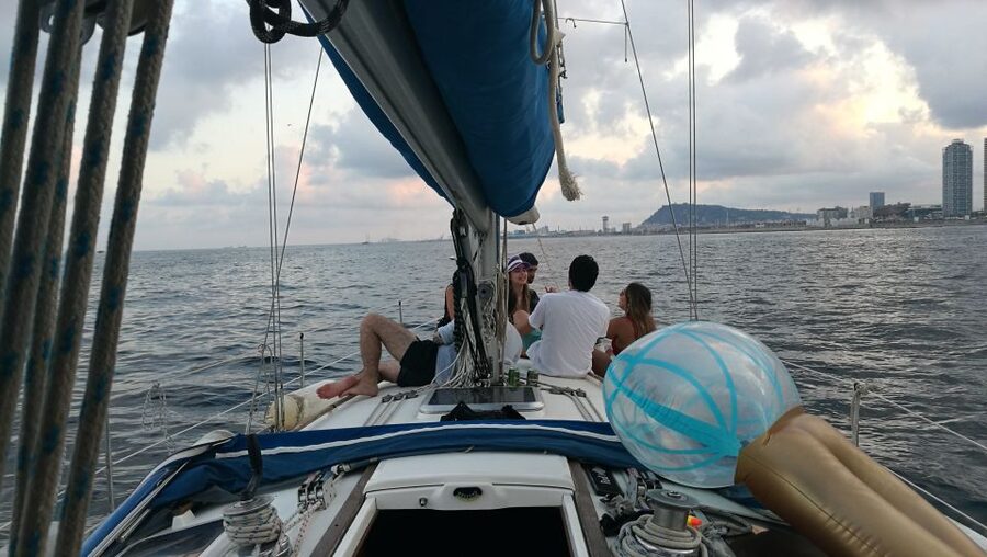 Barcelona: Sailing Trip with Drinks and Snacks - The first five minutes: safety before scenery