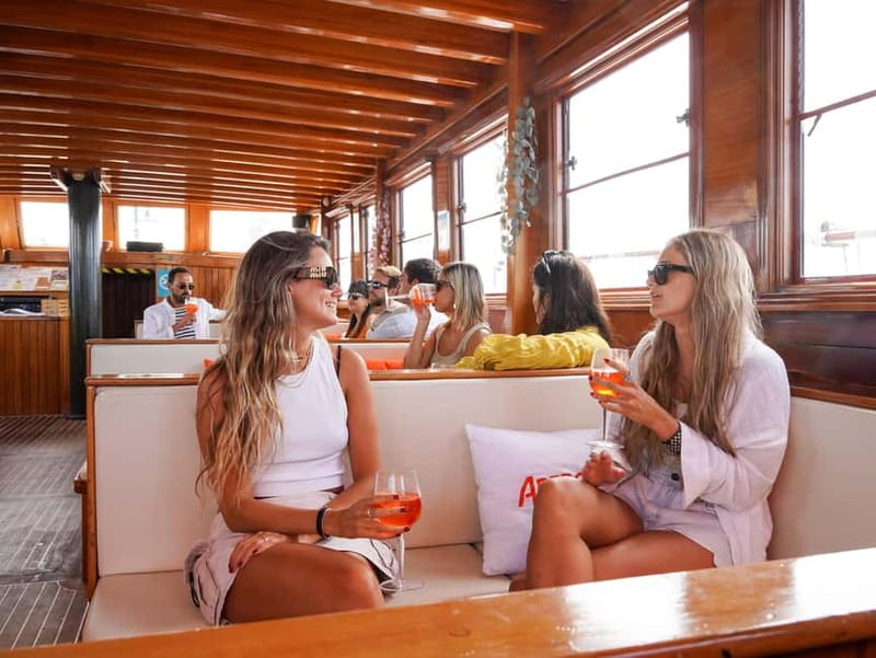 Barcelona: Sunset Sailing Cruise with Live Music - How crowded is the boat?