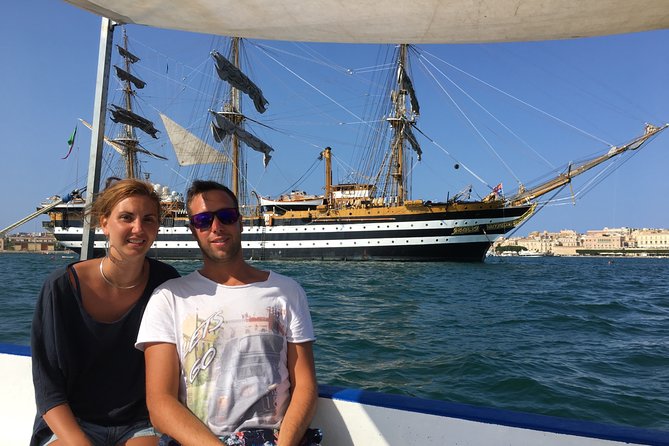 Boat tour of Ortigia Island and sea caves - Entering the sea caves