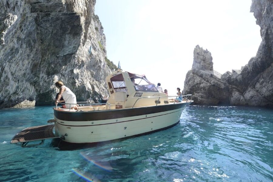 Capri: 2-Hour Boat Tour with Happy Hour - FAQ