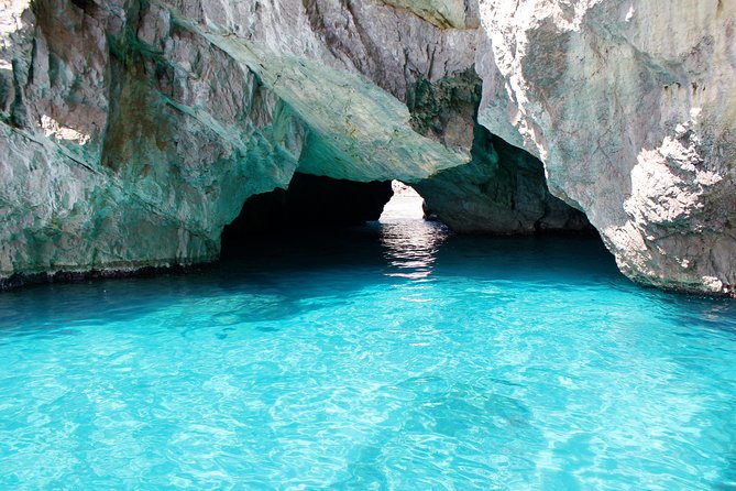 Capri Boat tour from Positano with Light Lunch, Drinks & Swim - Capri’s most famous coastal sights