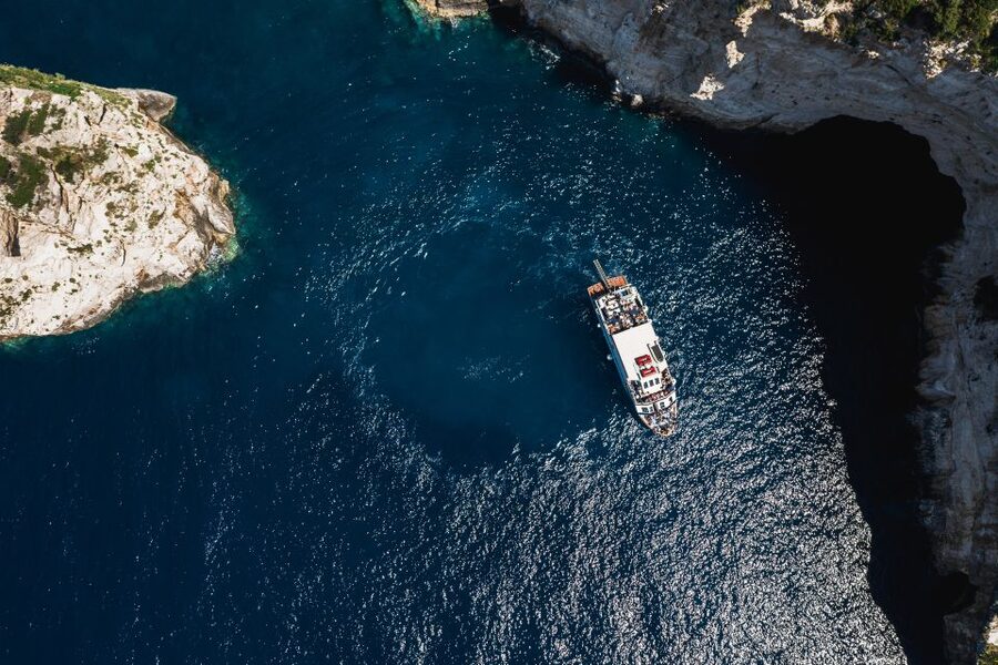 Corfu/Benitses/Lefkimmi: Paxos, Antipaxos, & Caves Cruise - The guides and language support