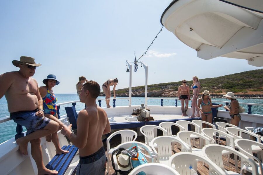 Crete: Spinalonga, Elounda, & Agios Nikolaos Boat Tour & BBQ - From Heraklion to Elounda by bus