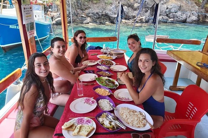 Daily Boat Trip - Freddy and a Crew That Adjusts the Day