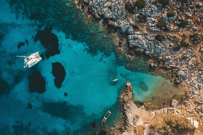 Dia Island Catamaran – Premium Lunch, Open Bar, Small Group - Coastal views and the Rocca a Mare photo stop