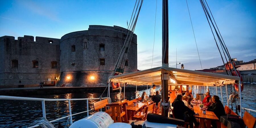 Dubrovnik: Panoramic Sunset Cocktail Cruise Around Old Town - Who should book this cruise?