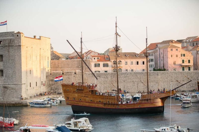 Dubrovnik: Panoramic Sunset Cruise-Karaka Ship (Adult Only) - A sparkling welcome before the ship leaves