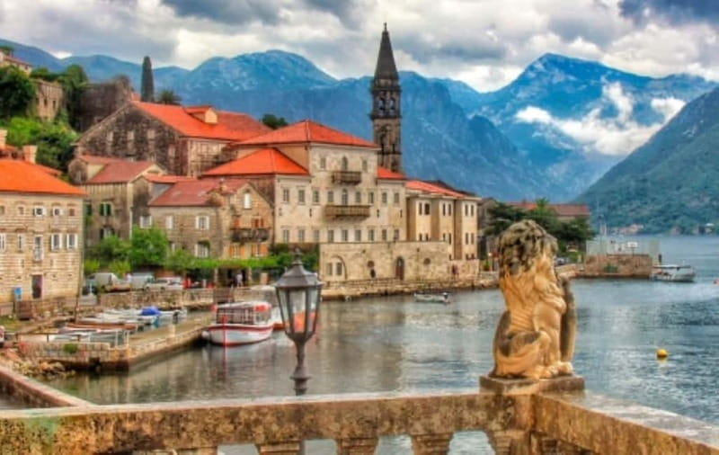 From Dubrovnik: Montenegro Day Trip with Boat Cruise - The boat cruise turns the bay into the main event