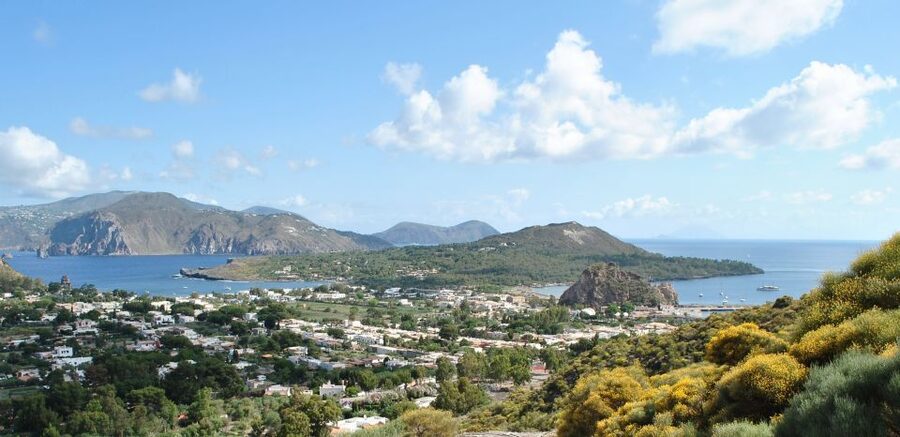 From Taormina: Lipari and Vulcano Mini Cruise Aeolian Tour - The return cruise past volcanic rock formations