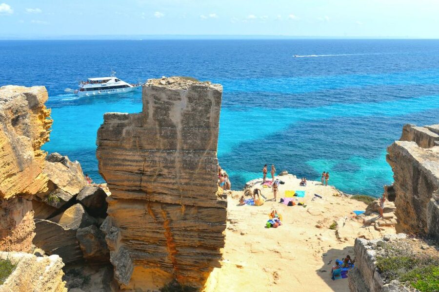 From Trapani: Cruise to Favignana and Levanzo with lunch - Cala Rossa, Cala Azzurra, and Bue Marino by boat