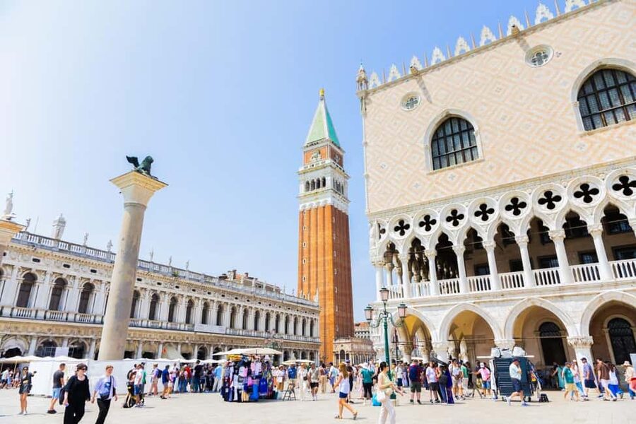 From Venice: Murano and Burano Half-Day Island Tour by Boat - The guides make a real difference