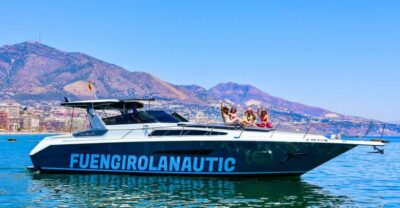 Fuengirola: Dolphin Watching by Yacht with Snacks and Drinks
