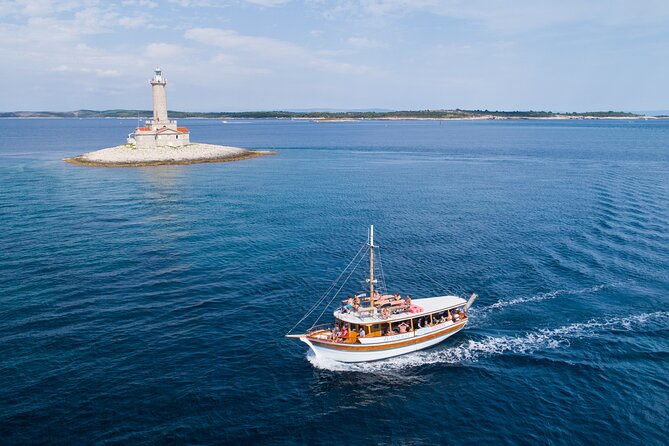 Full-Day Boat Tour of the Medulin Archipelago from Medulin - Swimming beneath the cliffs at Kamenjak