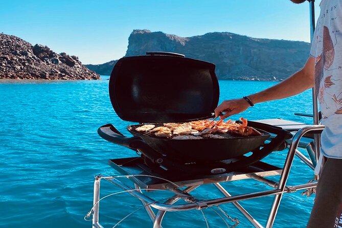 Half-Day Exclusive Catamaran Cruise in Santorini with Meal and Open Bar - The return route passes Fira’s Old Port and Black Mountain