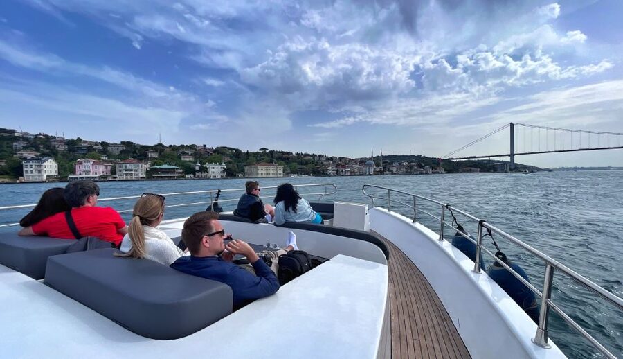 Istanbul: Bosphorus Cruise with Stopover on the Asian Side - Snacks, Turkish tea, and the value of $28