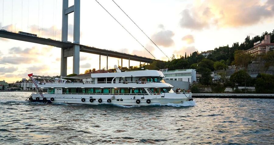 Istanbul: Bosphorus & Golden Horn Cruise Daytime or Sunset - Meeting near Topkapi Palace and walking to the pier