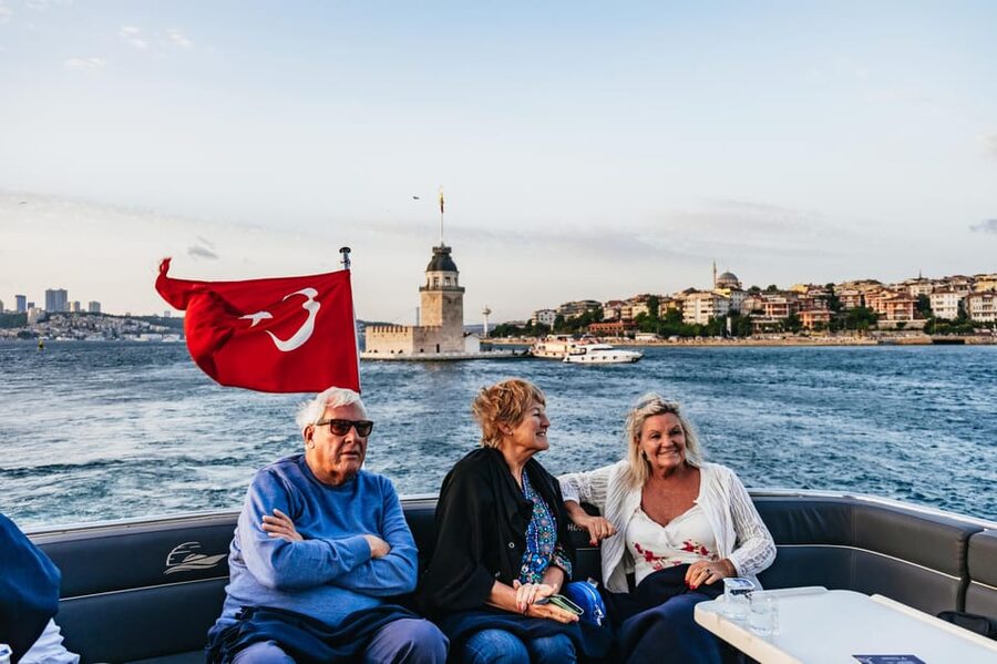 Istanbul: Bosphorus Sunset Cruise on a Luxury Yacht - Food, drinks, and the level of service