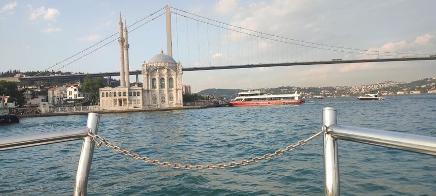 Istanbul: Bosphorus Sunset Cruise on Yacht with Live Guide - Snacks, drinks, and the yacht’s comfort