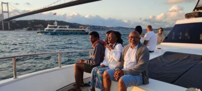 Istanbul: Bosphorus Sunset Cruise on Yacht with Live Guide