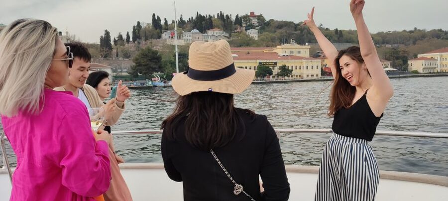 Istanbul: Bosphorus Sunset Cruise on Yacht with Live Guide - The Asian shore, Anatolian Fortress, and Küçüksu Palace