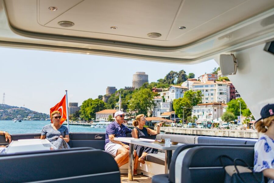 Istanbul: Bosphorus Yacht Cruise with Stopover on Asian Side - Key points at a glance
