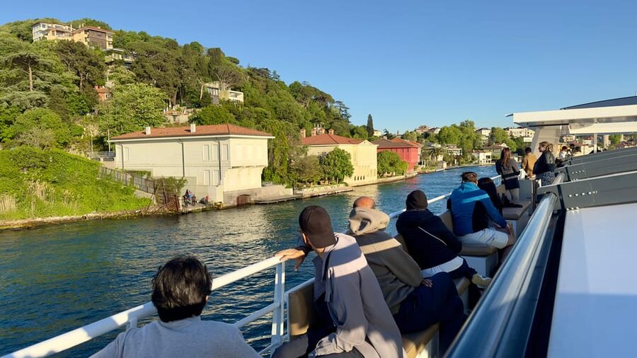 Istanbul: Daytime or Sunset Sightseeing Cruise & Audio Guide - What the food and drink options are really worth