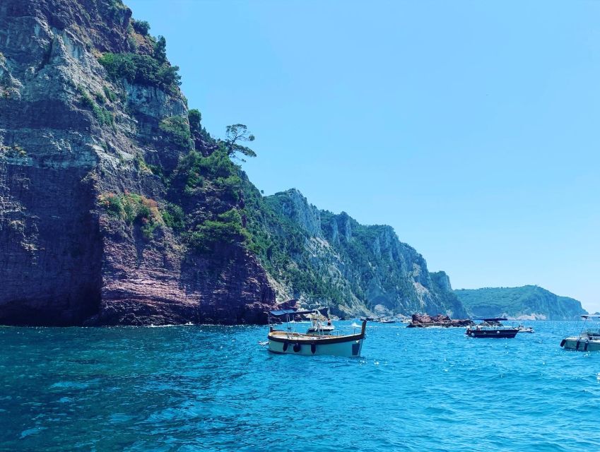 La Spezia: Cinque Terre and Portovenere Full-Day Boat Tour - Red rocks, Le Rosse, and the first swim