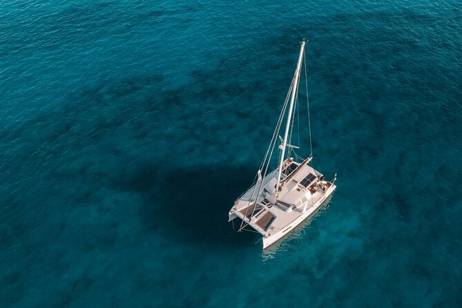 Luxury Catamaran Cruise, Dia Island –Open Bar & Lunch -Top Rated! - A comfortable catamaran for a small group