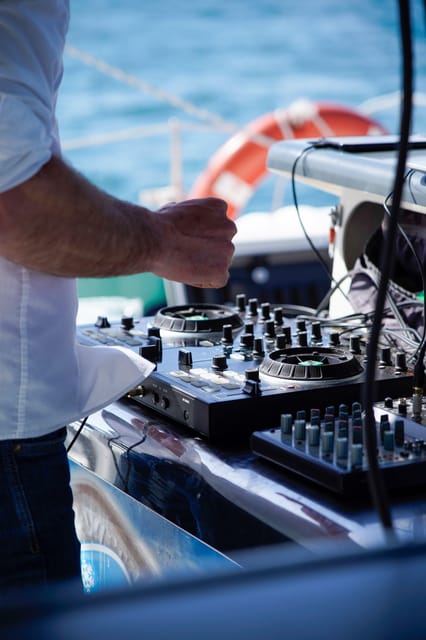 Malaga: Catamaran Sailing Cruise with Swimming & Optional DJ - Drinks and service aboard the Mundo Marino catamaran